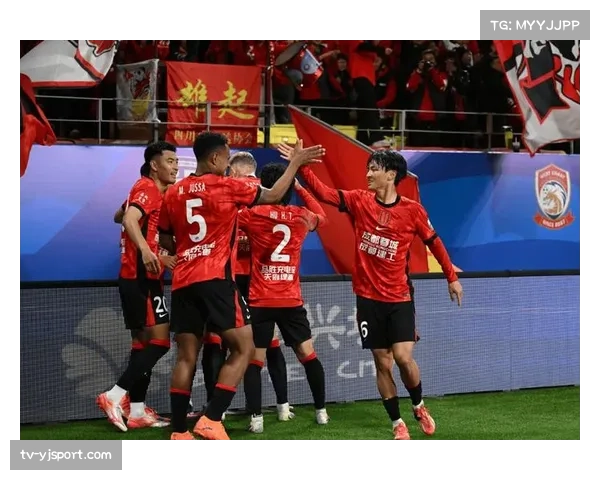 即时战报：成都蓉城1-0领先北京国安，罗慕洛任意球直接破门